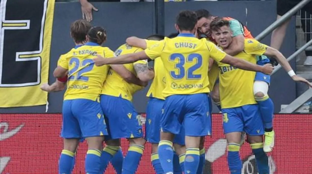 Los jugadores del Cádiz celebran un gol ante el Elche