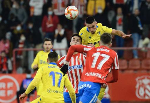 Fede San Emeterio ha completado sensacionales encuentros con la camiseta del Cádiz CF.