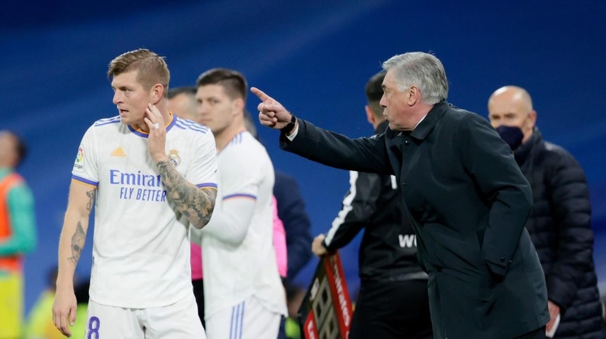 Ancelotti se dirige a Kross en un partido