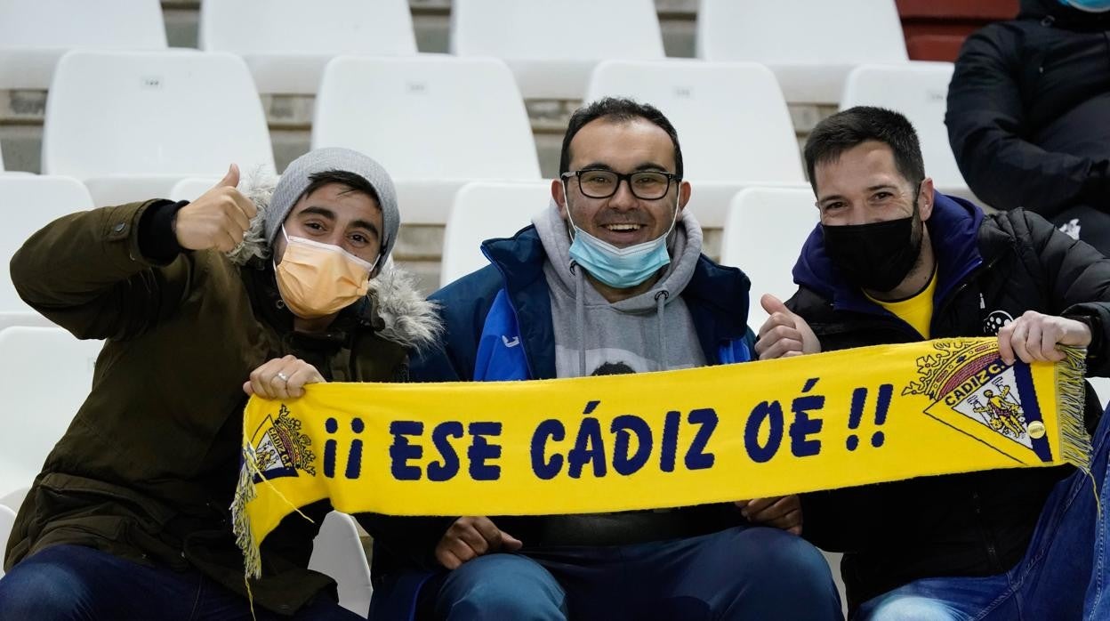 Tres aficionados cadistas, en la grada del Carlos Belmonte eun un partido de Copa.