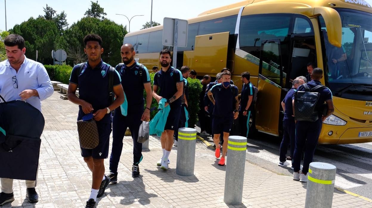 El equipo cadista, con el hijo del presidente Vizcaíno al frente, salió este miércoles hacia el País Vasco desde el aeropuerto de Jerez.