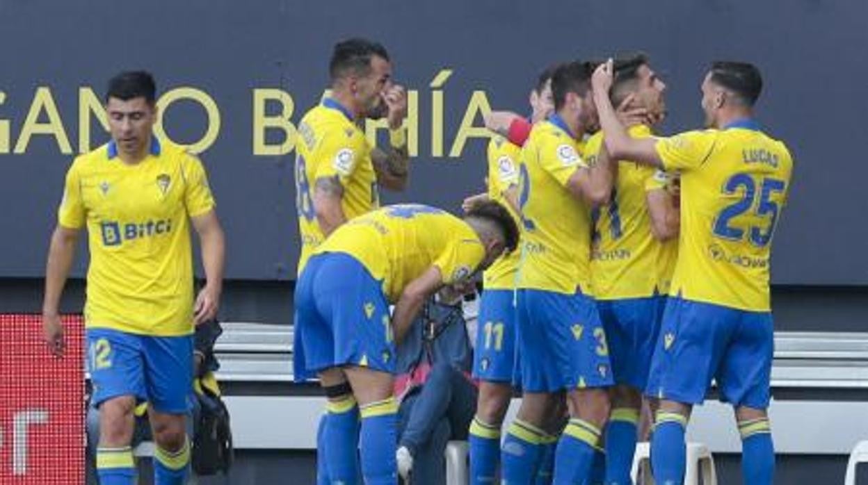 Los jugadores del Cádiz celebran un gol ante el Elche