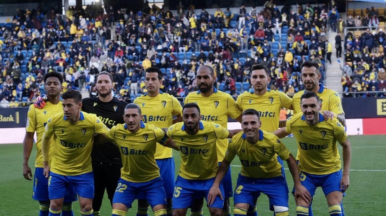 Equipo titular del Cádiz en un duelo en el Nuevo Mirandilla