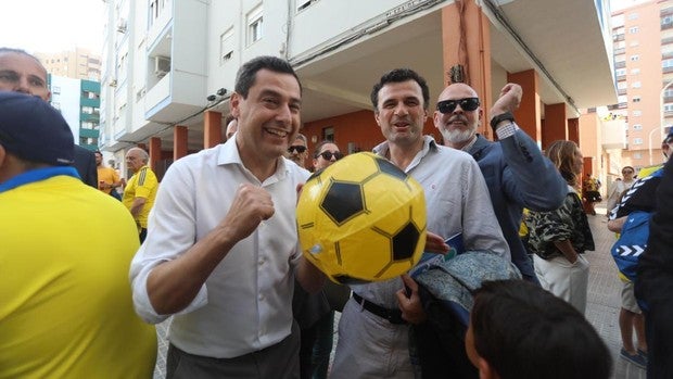 El presidente Juanma Moreno en Cádiz para ver en directo el partido con el Real Madrid