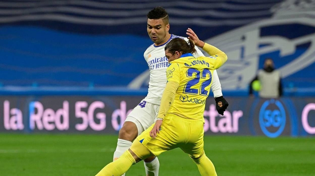 Casemiro y Espino pugnan por el balón en el encuentro de la primera vuelta