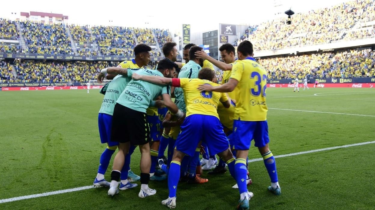 Los jugadores del Cádiz celebran los goles ante el Elche