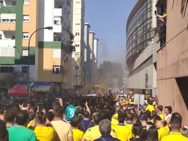 (Vídeo) El Cádiz se da un baño de masas antes del duelo