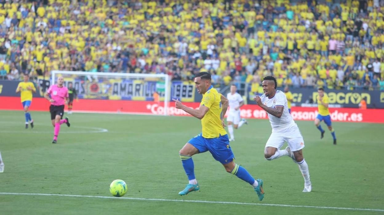 Mateu Lahoz, al fondo de la imagen, arbitró el Cádiz - Real Madrid.