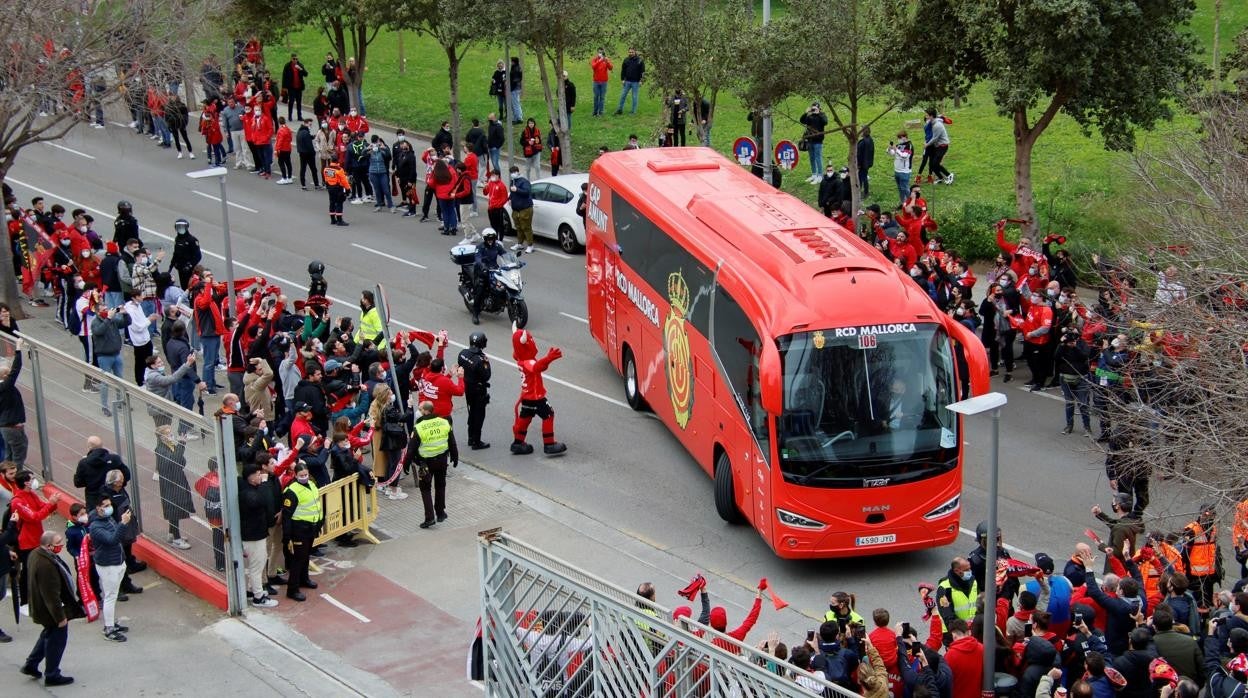 La afición del Mallorca ha tenido las facilidades que no ha tenido la del Cádiz para desplazarse a Pamplona.