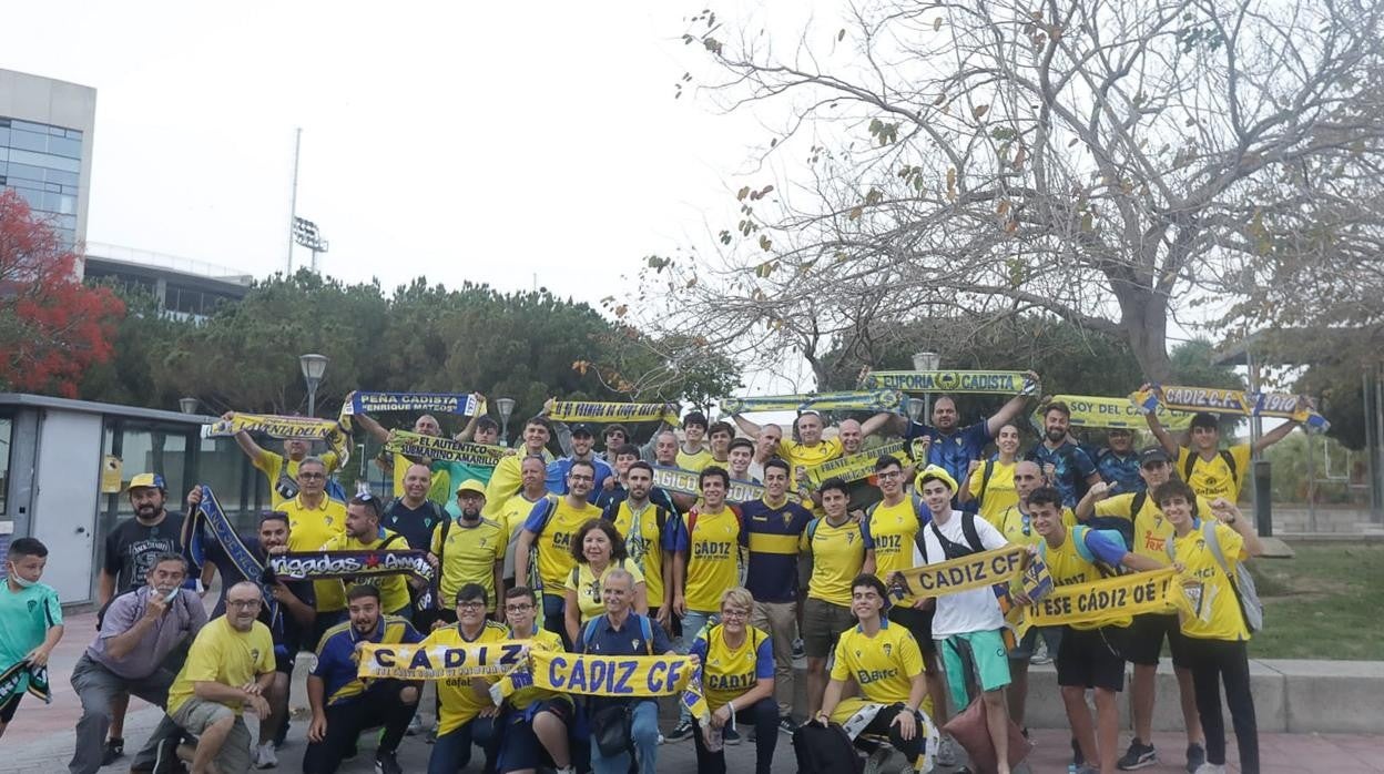 Aficionados del Cádiz antes de partir hacia Vitoria