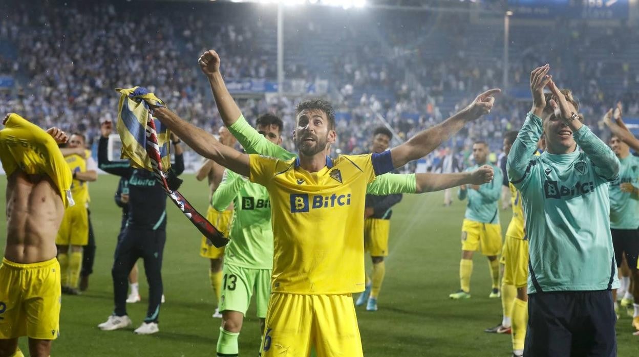 El capitán José Mari celebra la permanencia del Cádiz CF en Primera.