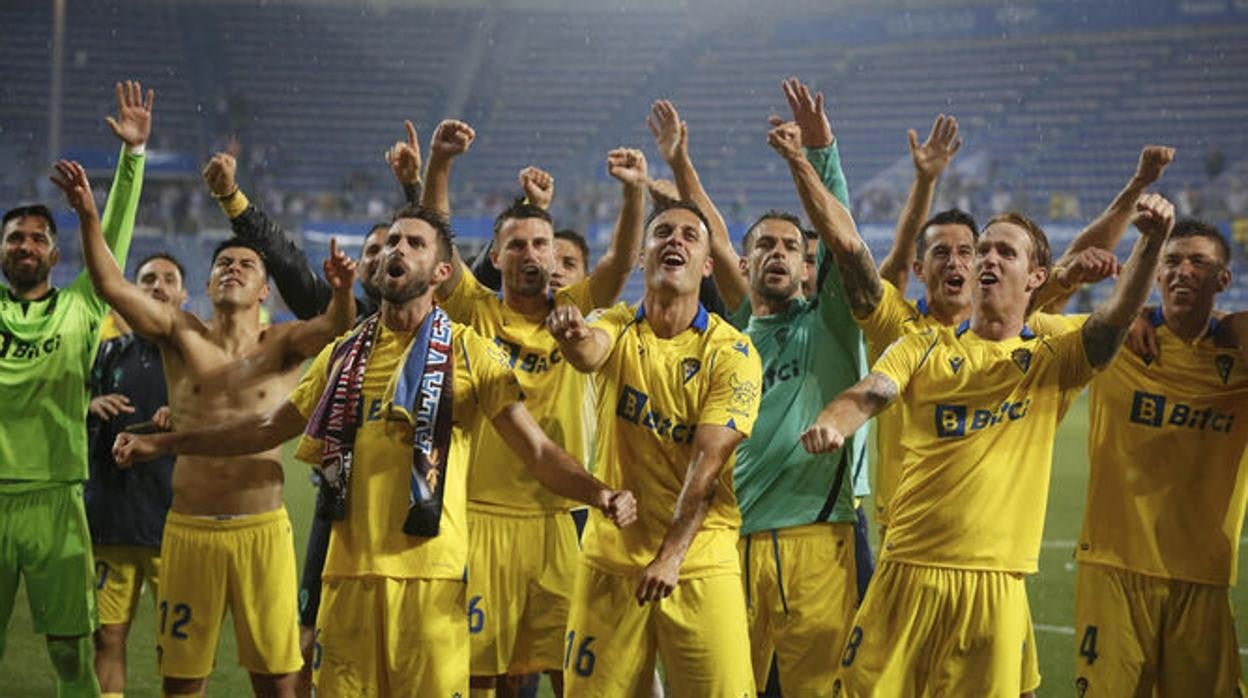 Los jugadores del Cádiz celebran la permanencia en Vitoria