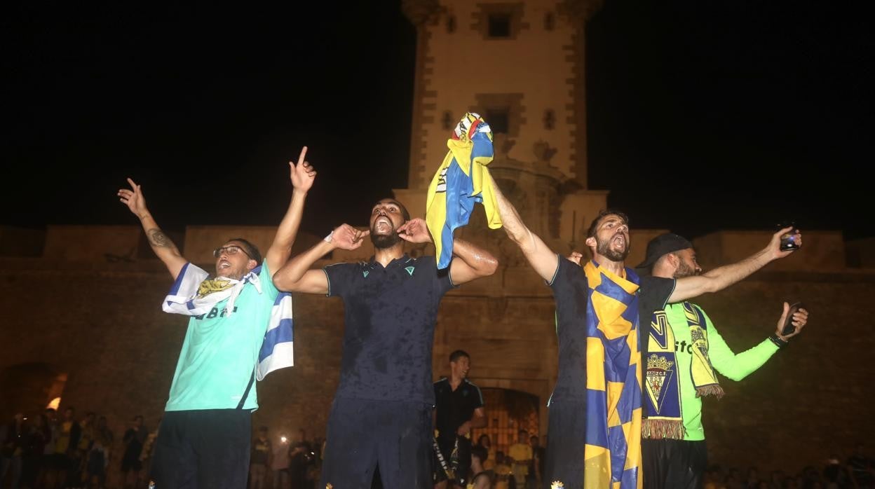 Fali celebra la permanencia con ‘Pacha’ Espino, José Mari y David Gil.