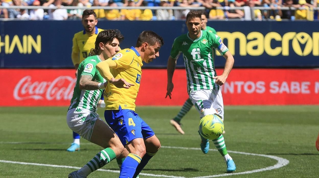 Alcaraz controla un balón ante la presencia de Joaquín y la presión de Bellerín.