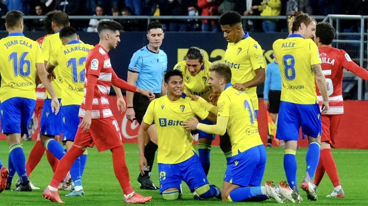 Arzamendia marcó un gol este año ante el Granada y fue con la ayuda de un rival.