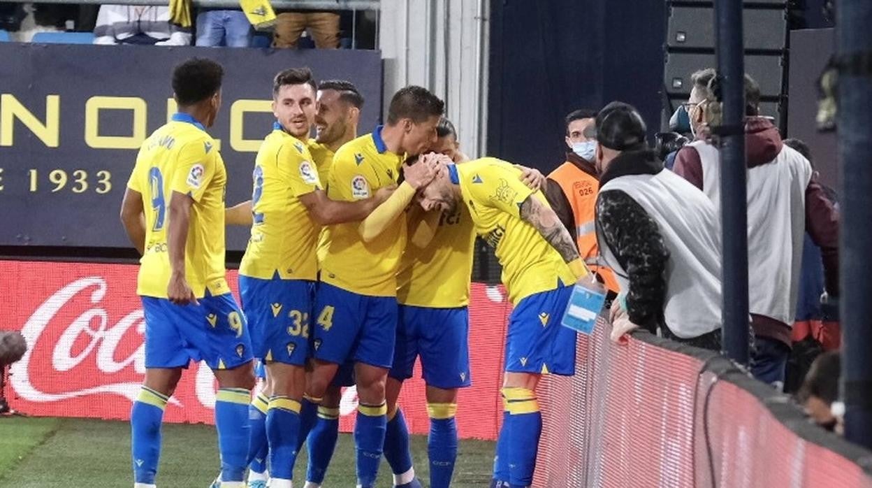 El Cádiz celebra un tanto de Álvaro Negredo en el Nuevo Mirandilla