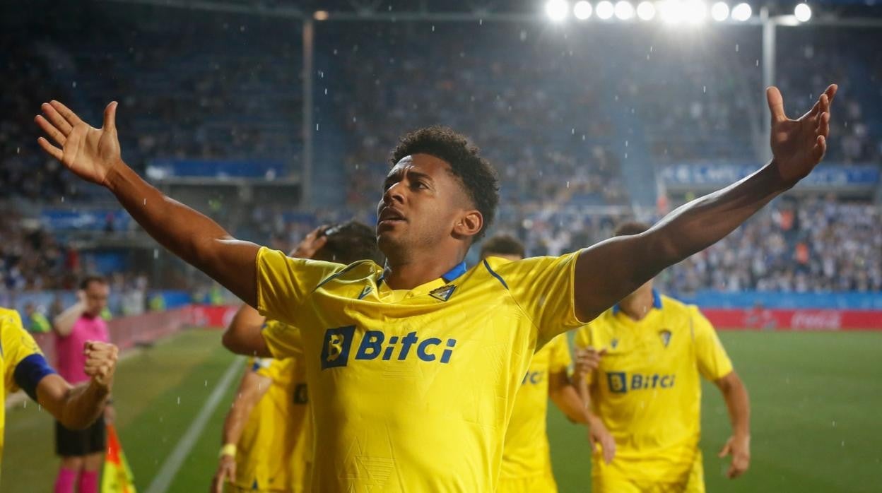 'Choco' Lozano celebra la permanencia del Cádiz CF en Primera con su gol en Mendizorroza.