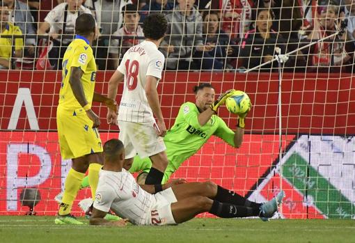 Conan Ledesma atrapa el esférico durante el Sevilla - Cádiz.