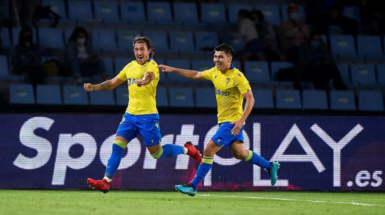 Tomás Alarcón celebra con ‘Pacha’ Espino un gol del uruguayo en Vigo ante el Celta.