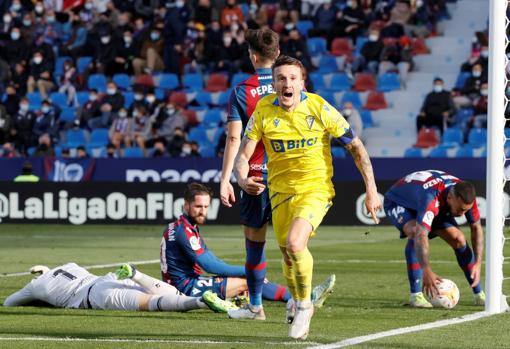 Jorge Miramón, en el suelo, no pudo evitar uno de los goles del Cádiz CF en el Ciudad de Valencia.