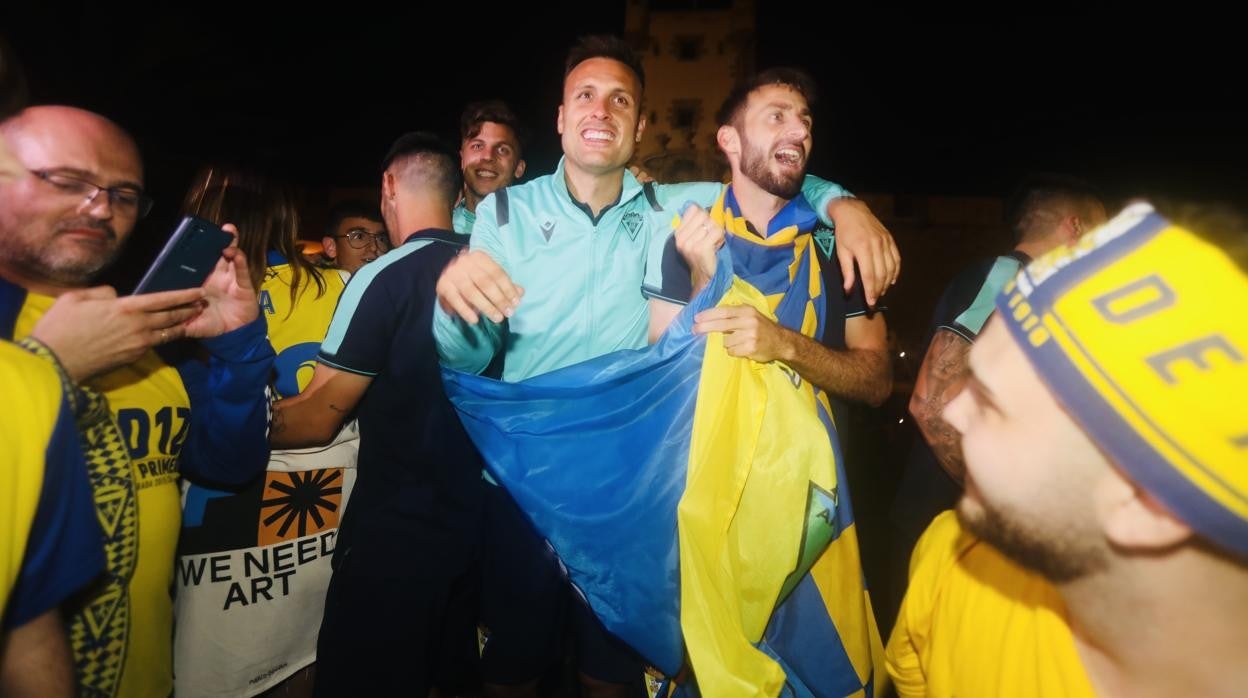 Cala y José Mari celebran la permanencia del Cádiz CF en Primera.