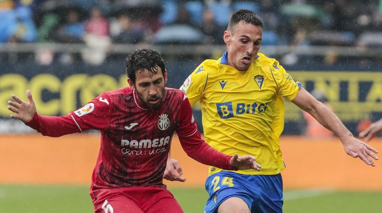 San Emeterio pugna por un balón durante el Cádiz-Villarreal.