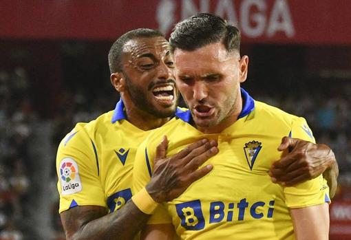 Akapo y Lucas Pérez celebran el gol del delantero gallego en el Sánchez Pizjuán ante el Sevilla FC.