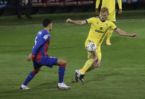 Jens Jonsson en un encuentro ante el Eibar en Ipurúa.