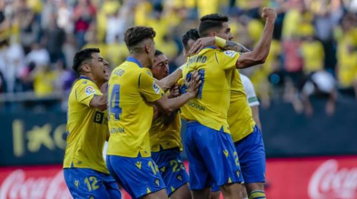 Los jugadores del Cádiz celebran un gol