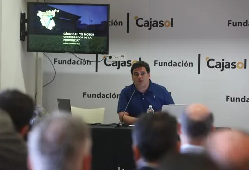 Momento de la conferencia ofrecida por Rafael Contreras, vicepresidente del Cádiz CF.
