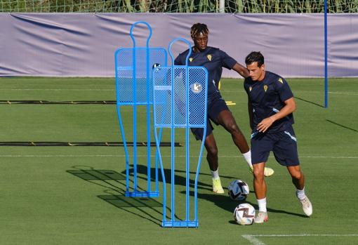 El Cádiz CF se ejercita en El Rosal.