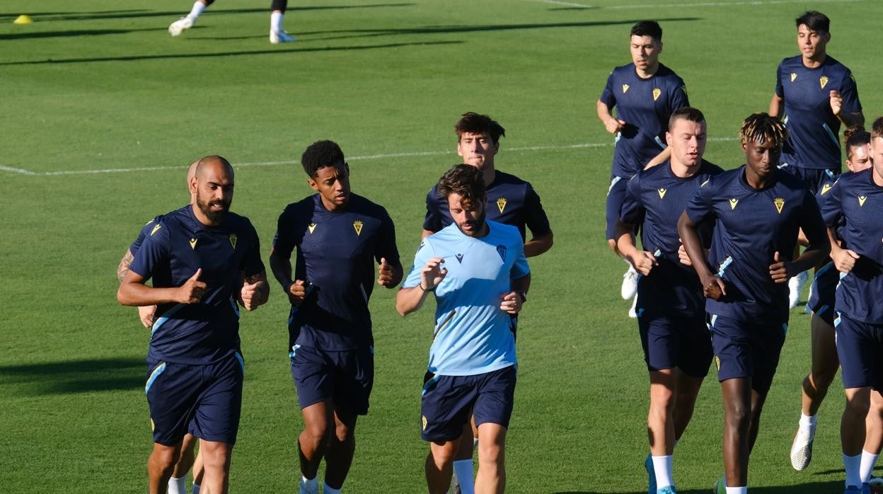 Fali, a la izquierda, durante un entrenamiento de la pretemporada del Cádiz CF.