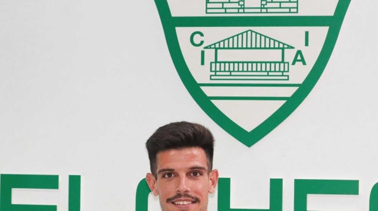 Alberto Quintana, firmando por el Elche.