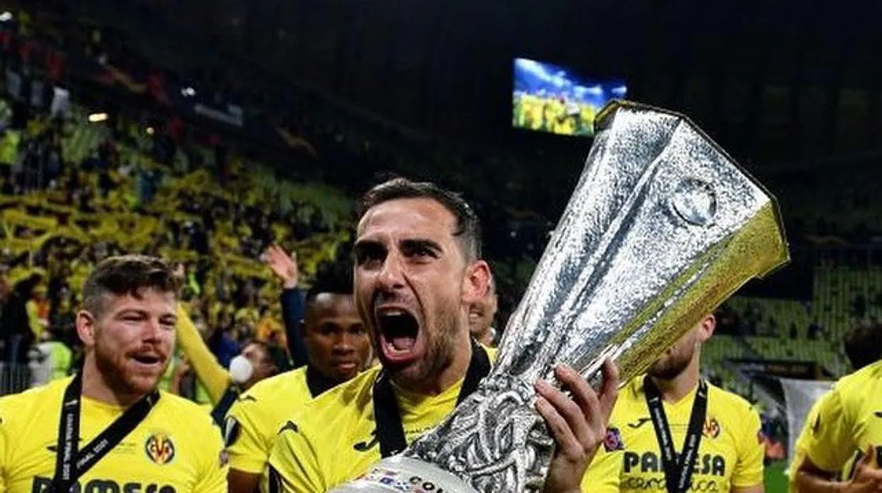 Paco Alcácer celebra el título de Europa League con el Villarreal