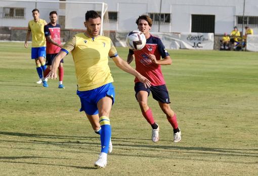 El delantero Lucas Pérez durante el Barbate - Cádiz.