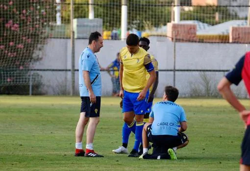 Garrido se tuvo que marchar lesionado en el primer encuentro de la pretemporada.