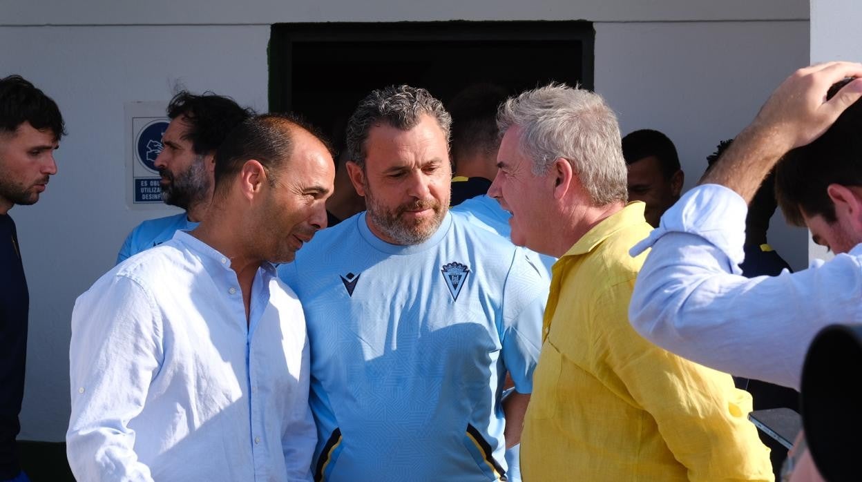 Sergio González (c) junto a Jorge Cordero (i) y Manolo Vizcaíno (d).