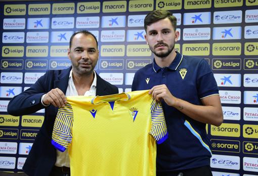 Víctor Chust junto a Jorge Cordero en su reciente presentación como jugador del Cádiz CF.