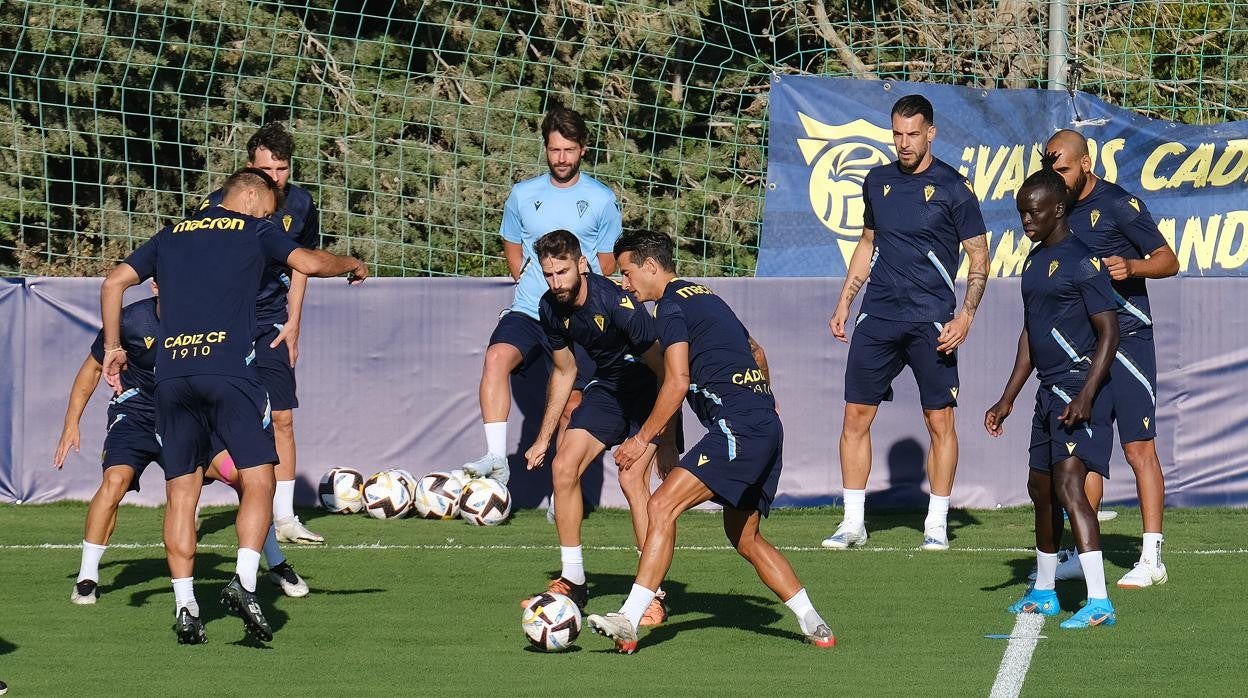 El capitán José Mari, en el centro de la imagen junto a su compañero Luis Hernández.