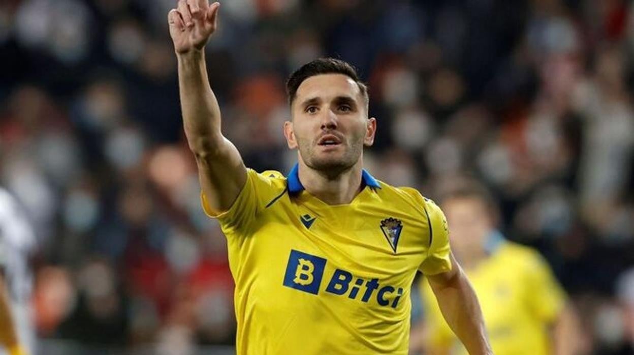 Lucas Pérez celebra un gol con el Cádiz