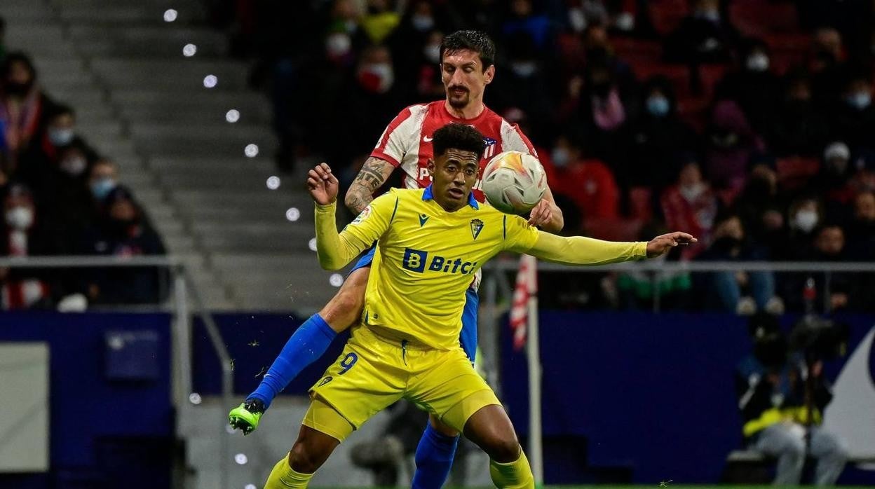 'Choco' Lozano y Savic, durante un choque entre Atlético y Cádiz