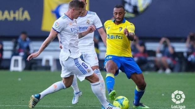 Otro que se va por la puerta de atrás