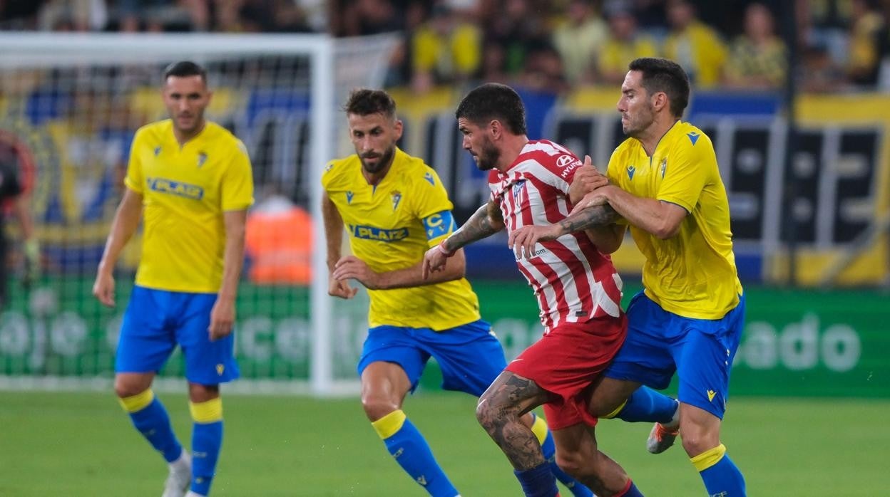 Momento del partido del Cádiz ante el Atlético en el Trofeo