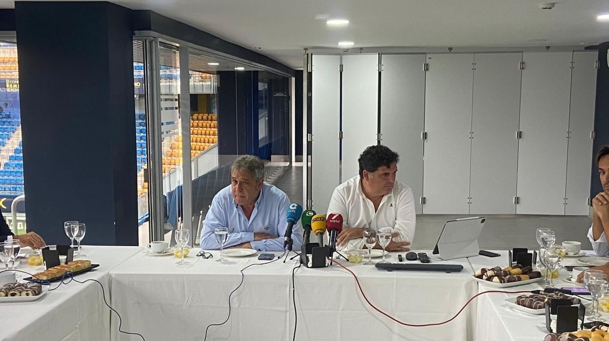 Pepe Mata y Rafael Contreras en el palco del estadio