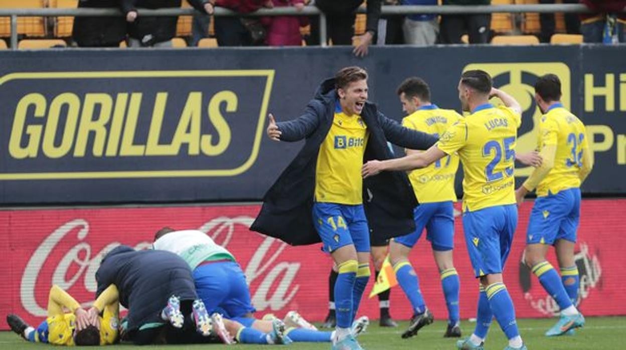 Los jugadores del Cádiz celebran un gol la paada temporada