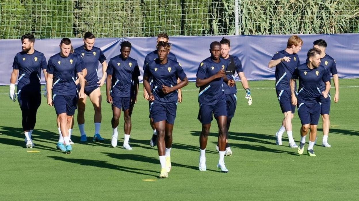 Momo MBaye, en primera fila a la izquierda durante un entrenamiento de la pretemporada del Cádiz CF.