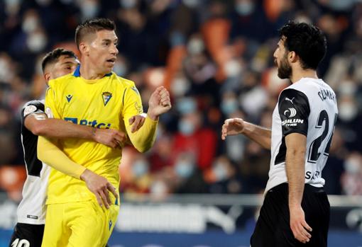 Rubén Alcataz en Mestalla con el Cádiz CF.