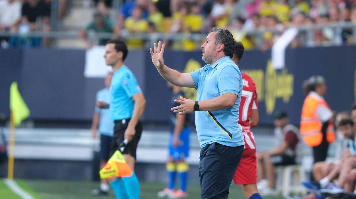 Sergio González da indicaciones desde el área técnica