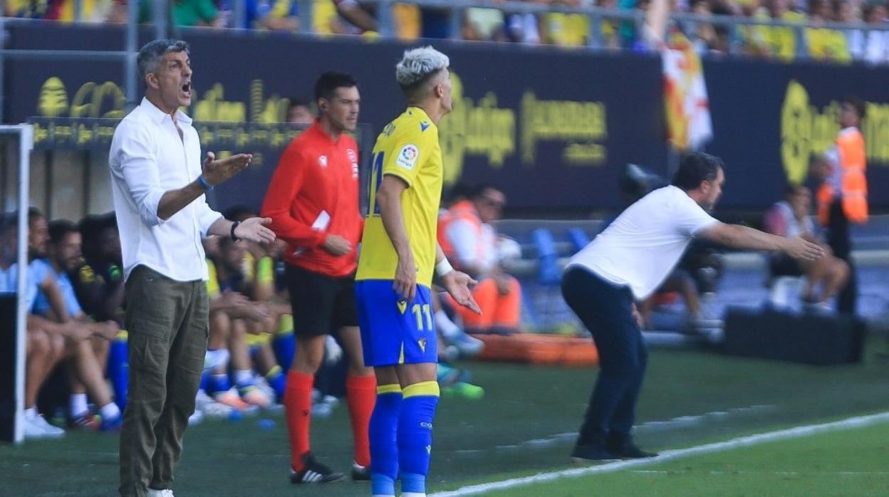 Imanol da instrucciones desde el área técnica