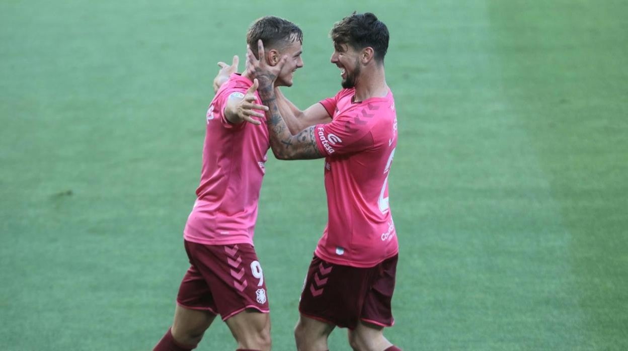 Dani Gómez celebra un gol con el Tenerife ante el Cádiz CF.